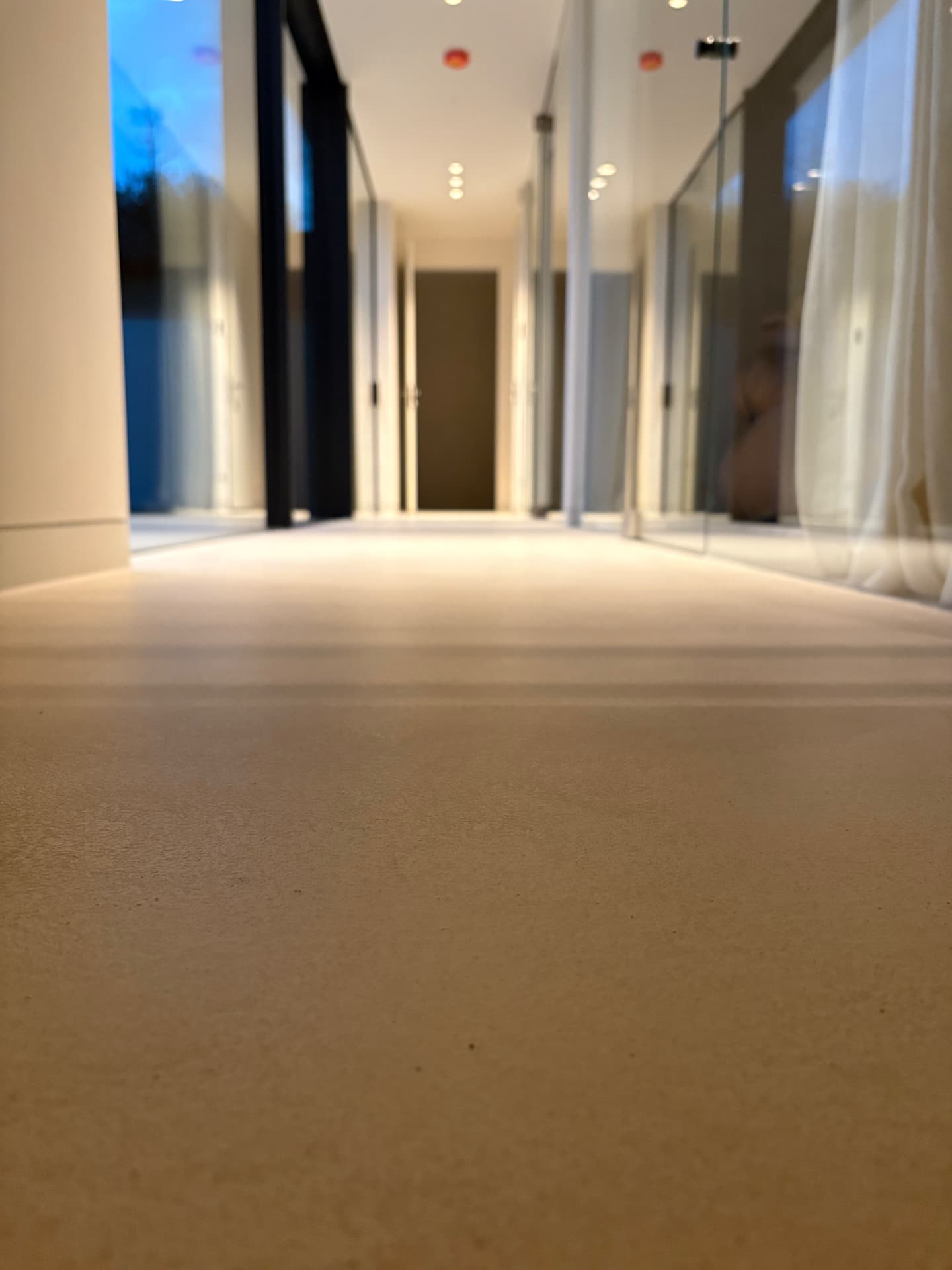Doorlopende gietvloer in hal — project in Enter en omgeving