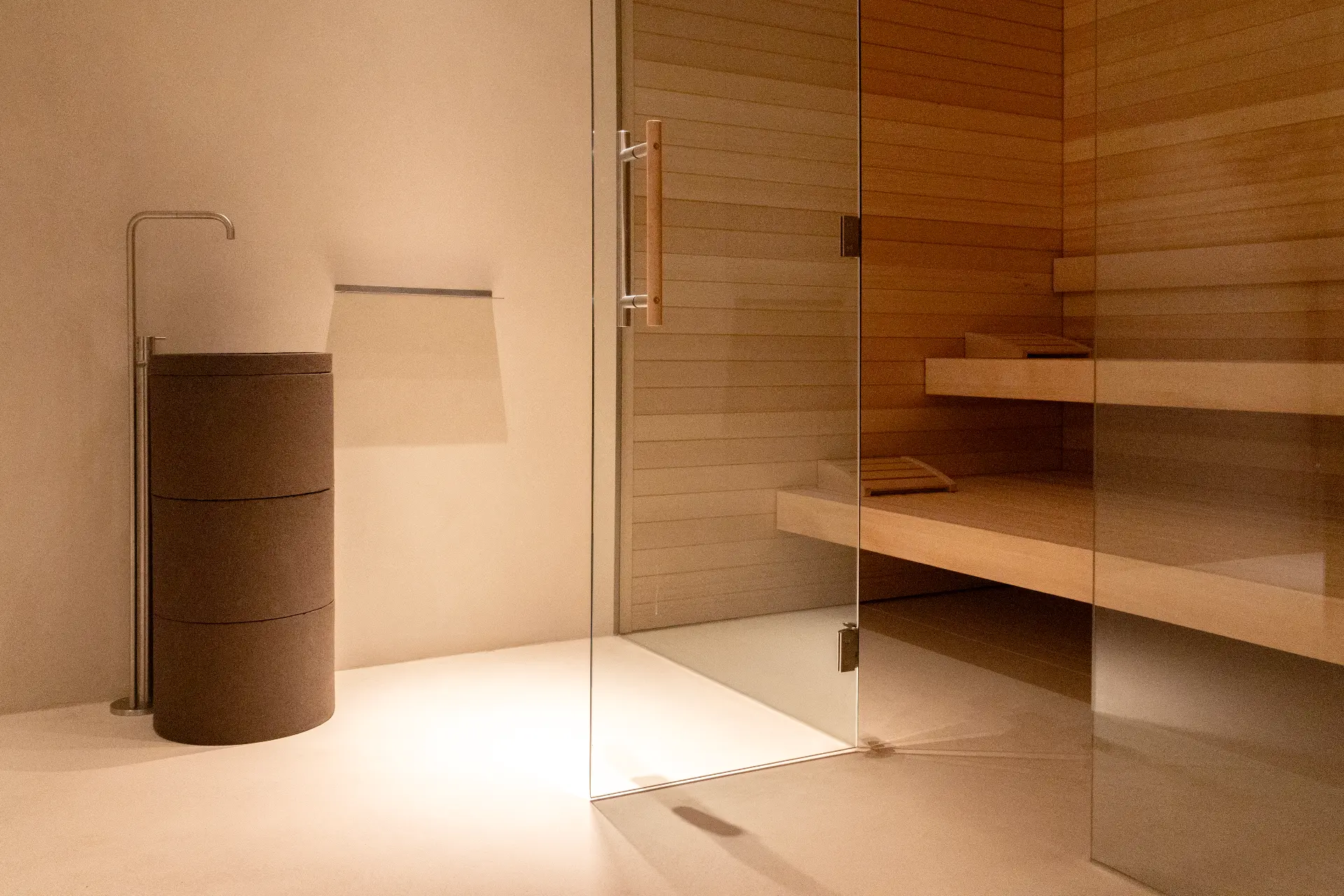 Microcement vloer in wellnessruimte met sauna — project in Wierden en omgeving