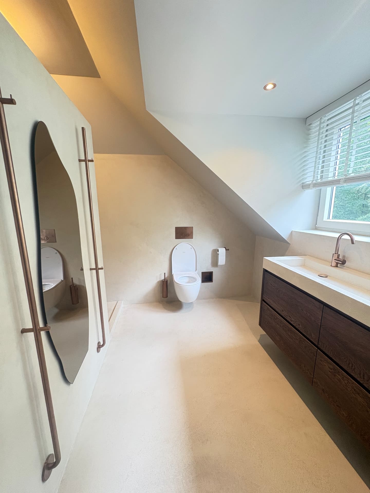 Betonciré vloer en wanden in badkamer — project in Borne en omgeving