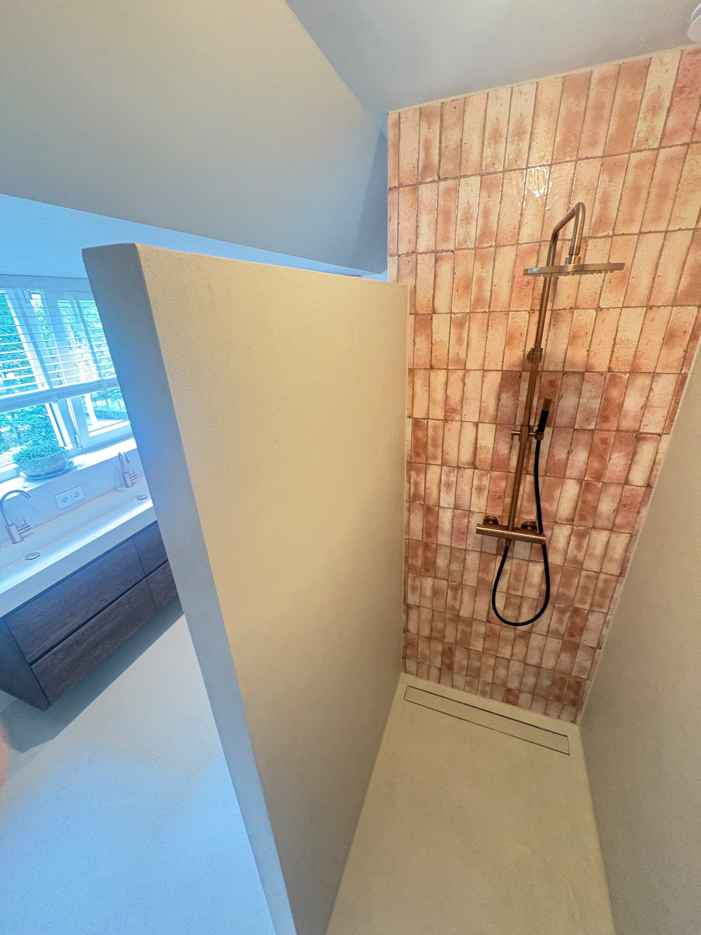 Betonciré douchewand in badkamer — project in Borne en omgeving
