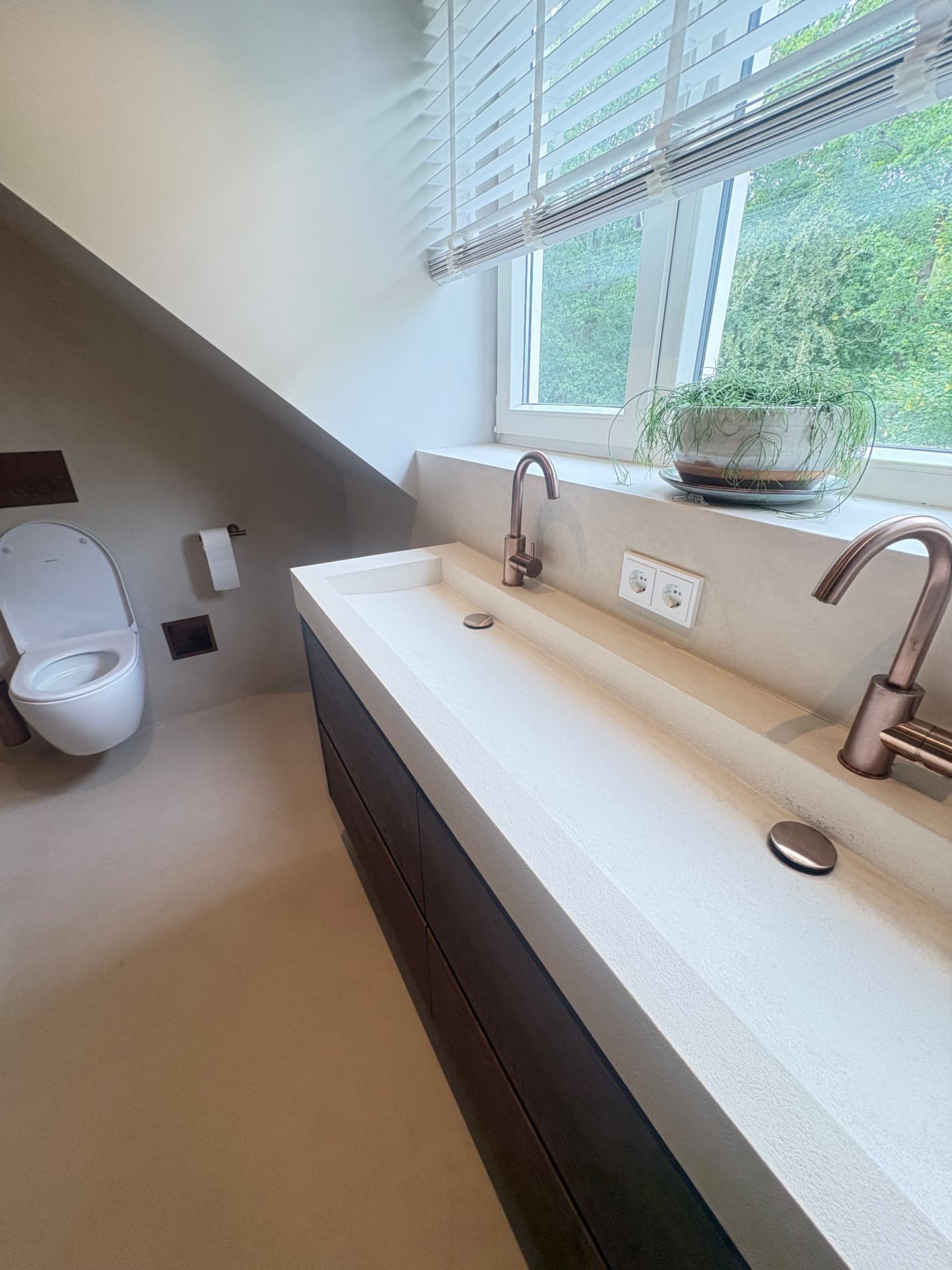 Betonciré wastafelblad met ingebouwde wasbak — project in Borne en omgeving